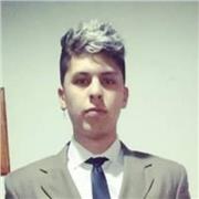 Profesor de matemáticas imparte clases a niños de nivel primario